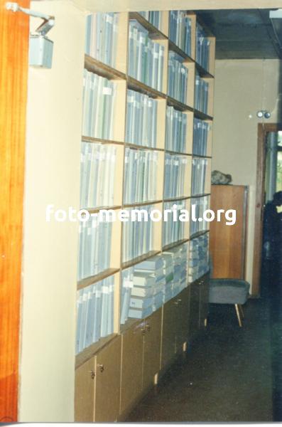 Папки с письмами бывших остарбайтеров в коридоре офиса Мемориала