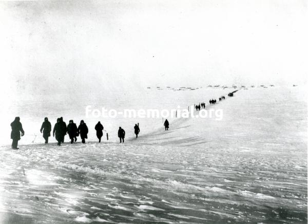 Заключенные Вайгачской экспедиции ОГПУ идут на работу по льду бухты Варнека